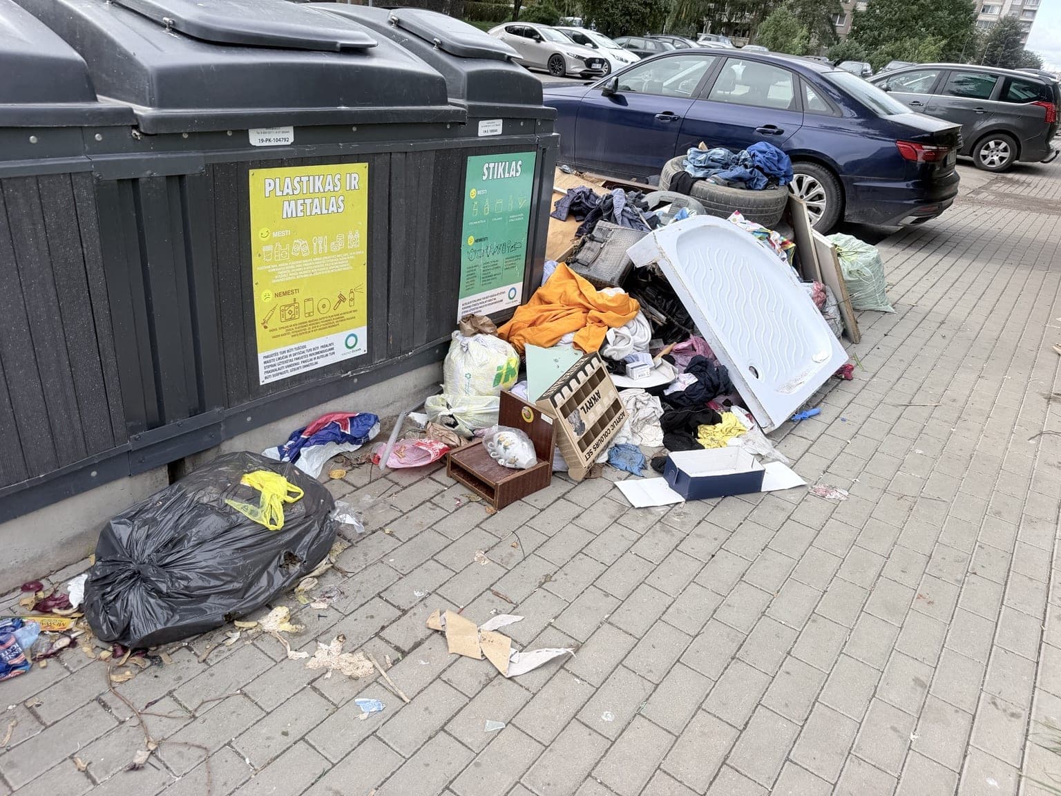 Šilainių gyventoja parodė, kas dedasi prie namų: klozetai ir padangos tapo kasdienio vaizdo dalimi