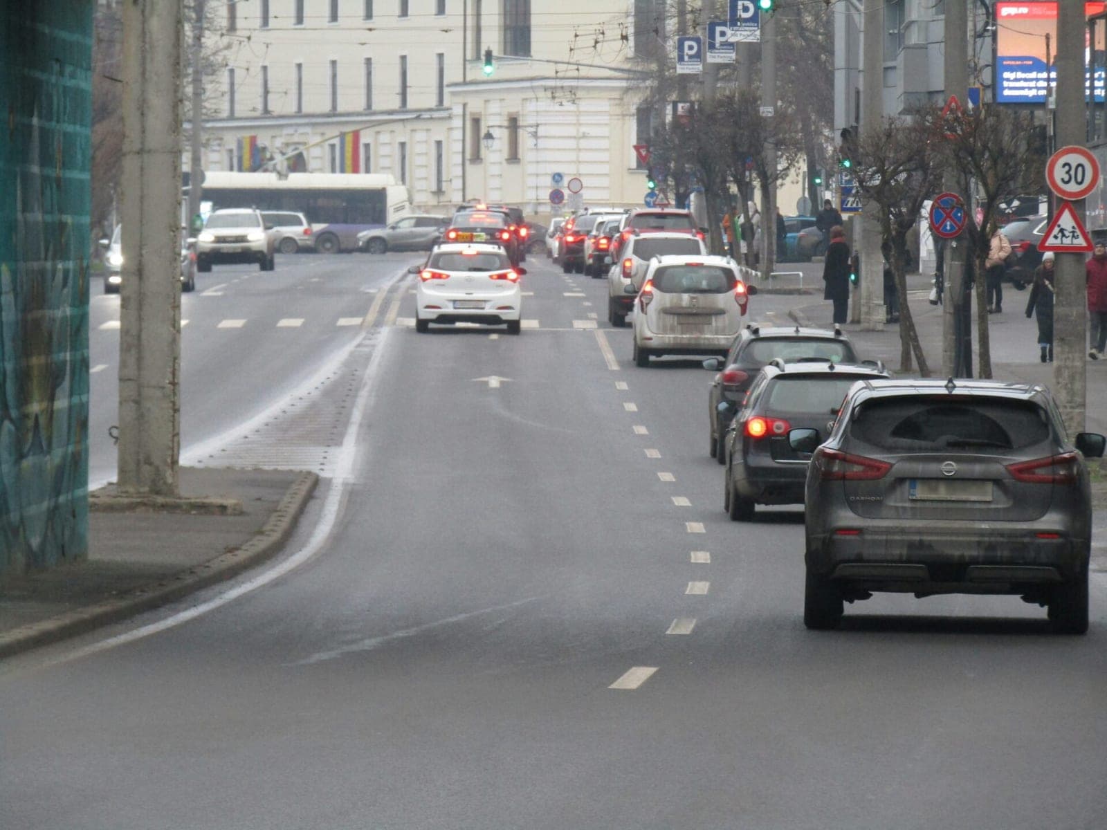 Privati aikštelė – viešas naudojimas: daugiabučių gyventojų kova dėl vietos automobiliui įgauna pagreitį