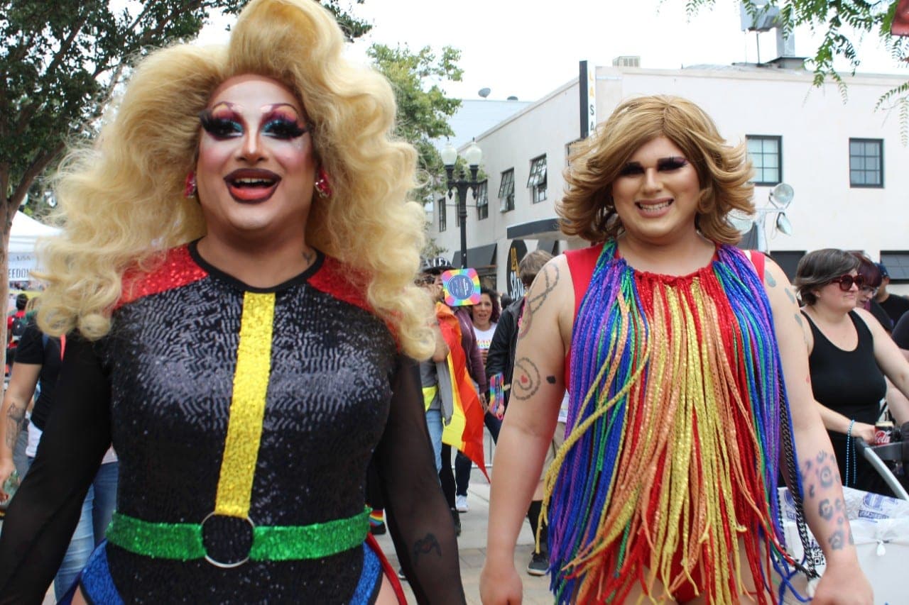 Harvardas kaip kviestinį profesorių pasamdė drag karalienę