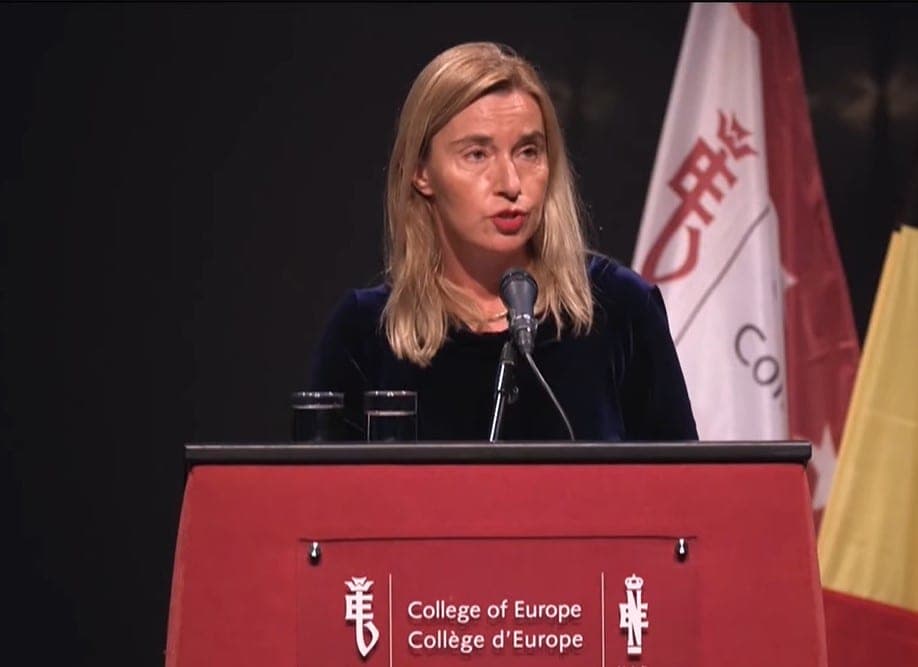 Korupcijos šešėlis Briuselyje: ES diplomatė F. Mogherini atsistatydina, bet kaltę neigia