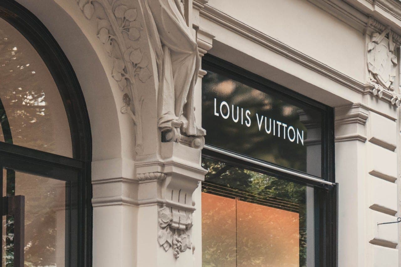 „Louis Vuitton“ įpėdinis per vagystę Paryžiuje prarado „milijonus“ prabangių rankinių prototipų