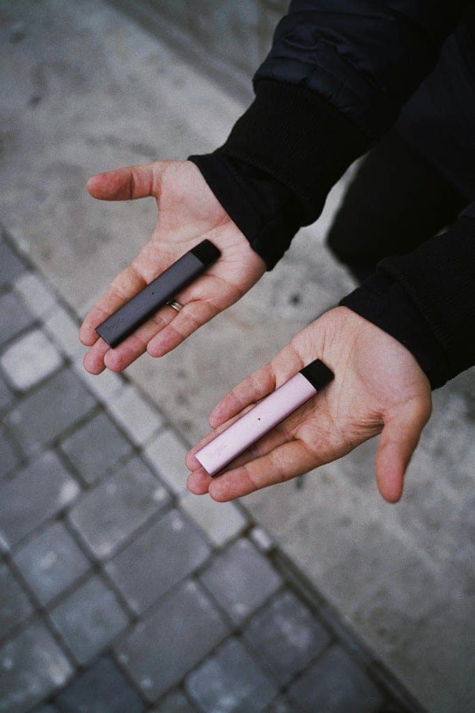 Nepilnamečių „veipinimo“ problemą siūloma spręsti tiesiog uždraudžiant el. cigaretes?