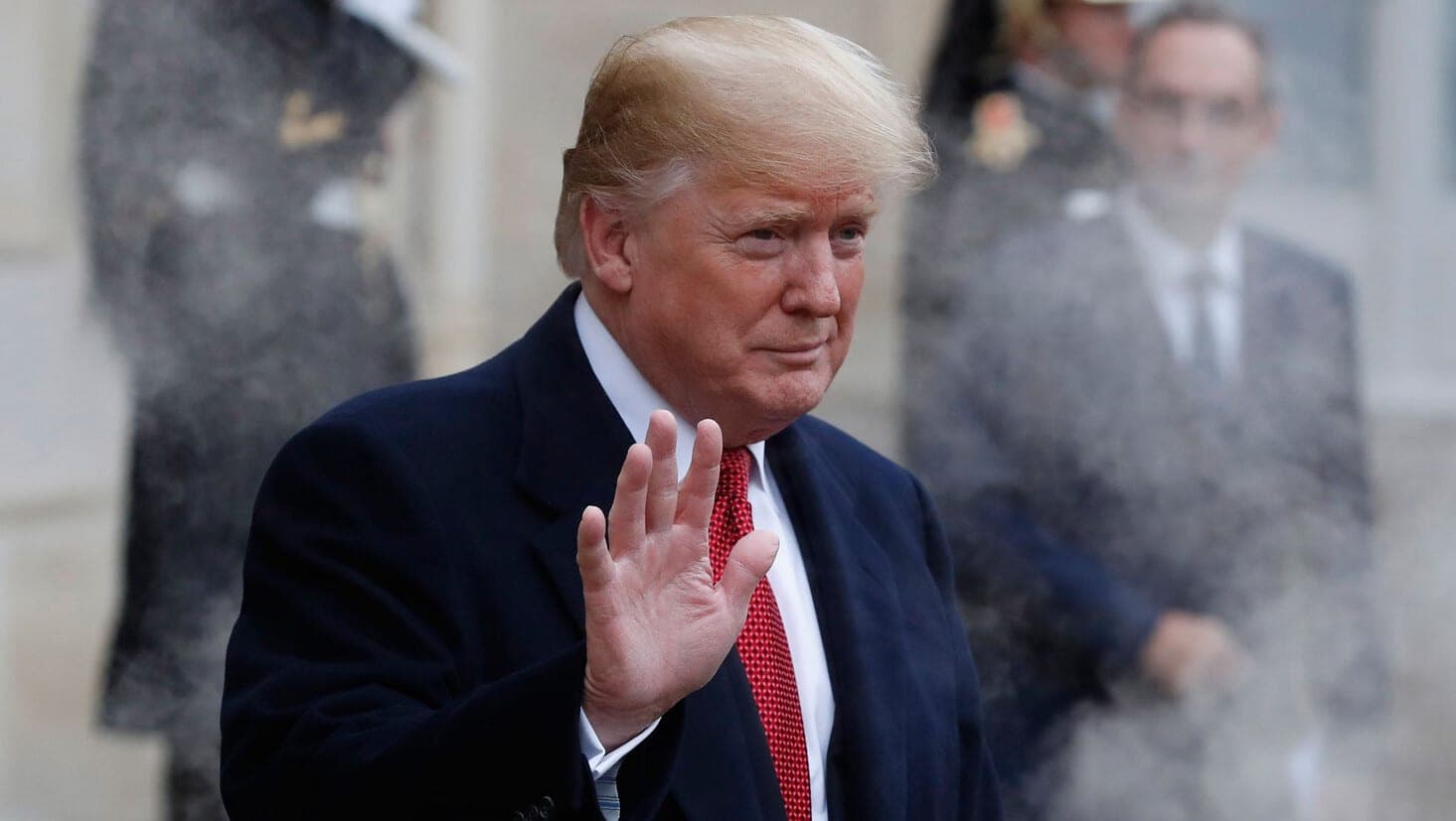 Trumpas pradeda kovą su sukčiavimu ir stabdo šimtų milijonų dolerių finansavimą valstijoms