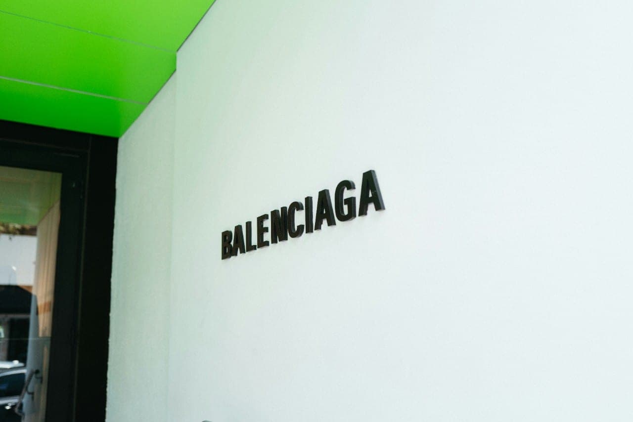 Vaikų išnaudojimas aukštojoje madoje: kokį purvą slepia „Balenciaga“ ir kiti prekių ženklai?
