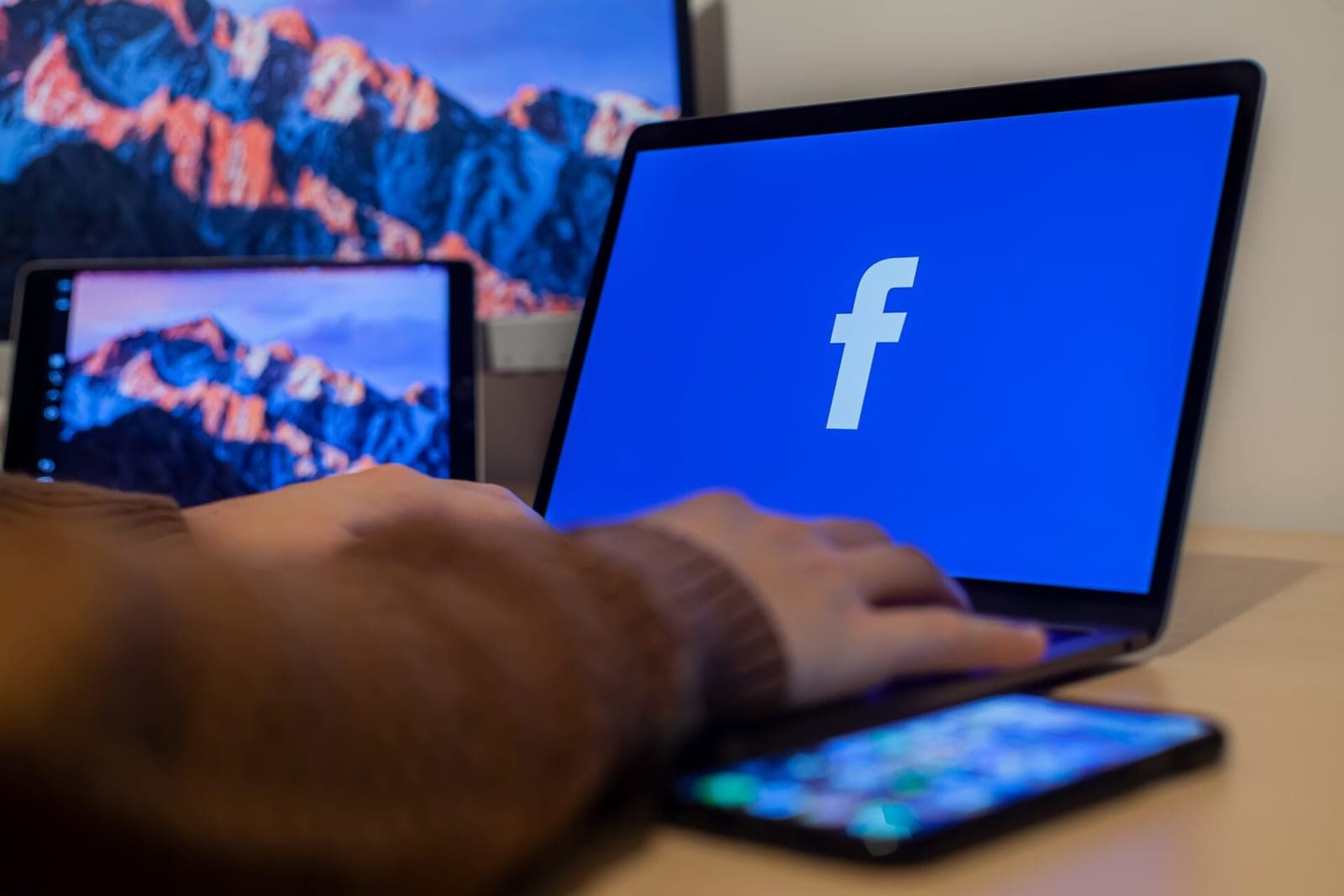 „Facebook“ klauso ir stebi jus: kaip apsisaugoti?