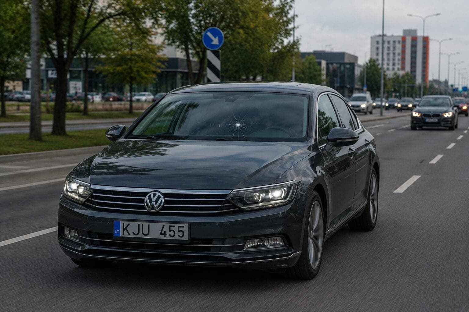 Daugelis vairuotojų šią klaidą daro kasdien: vėliau tenka keisti visą stiklą