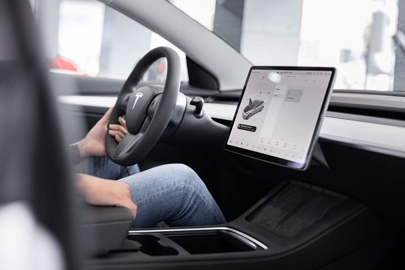 „Tesla“ naujienos: grįžta apskritas vairas, o kainų Kinijoje pokyčiai sulaukė aštrių reakcijų
