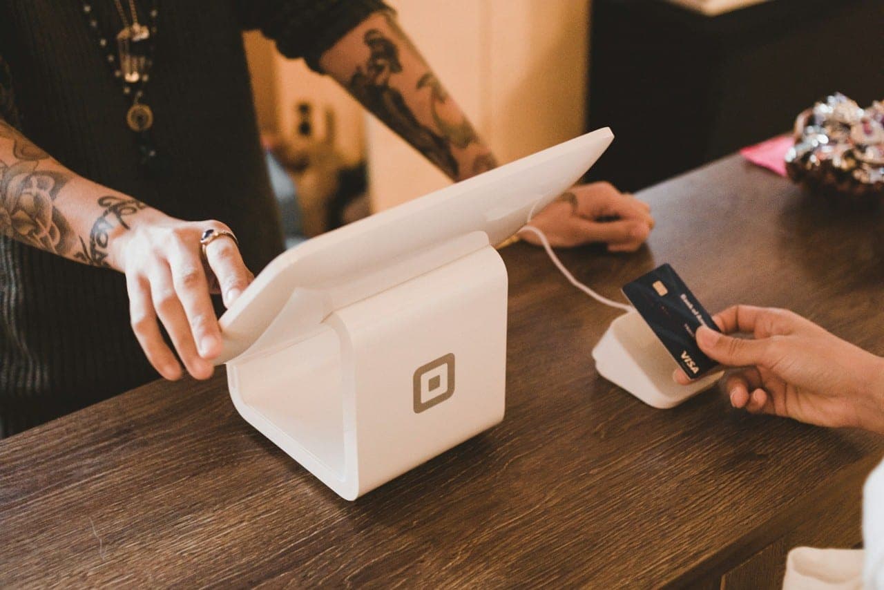 Mokate kortele ar internetu? Pinigai gali būti nuskaičiuoti be sutikimo ar kodo