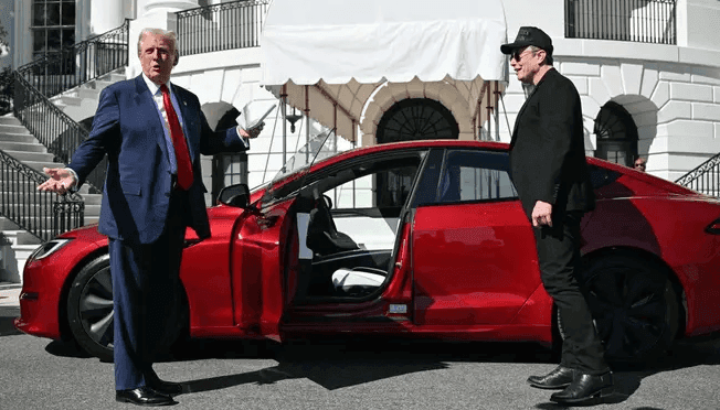 D. Trumpas išreiškė palaikymą E. Muskui įsigydamas „Tesla“ automobilį