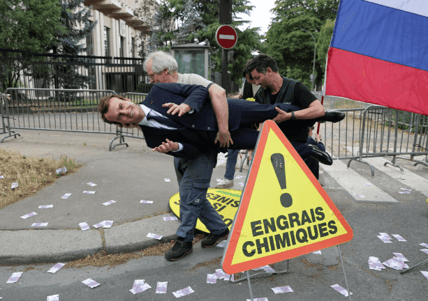 E. Macrono vaško skulptūra buvo pavogta ir panaudota proteste prieš Rusiją