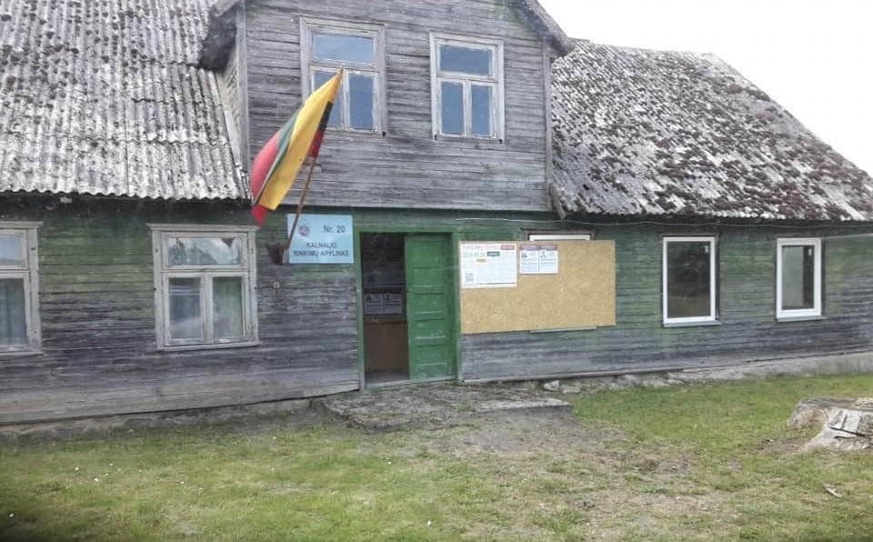 Štai kaip rinkimai vyksta „gerovės Lietuvoje“: piliečiai balsuoja trobesiuose