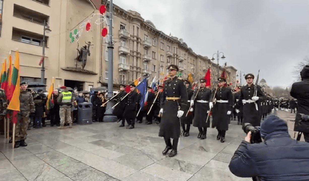 Skandalas Vilniuje: nuplėštas plakatas „Lietuva lietuviams“, VU politologui pradėtas tyrimas