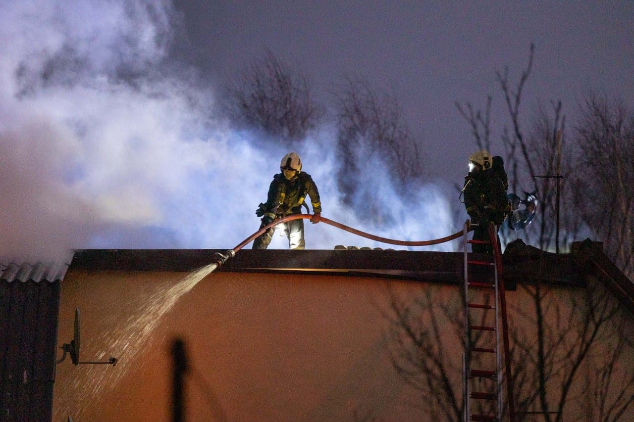 Netoli Vilniaus oro uosto nukrito lėktuvas, dega gyvenamasis namas