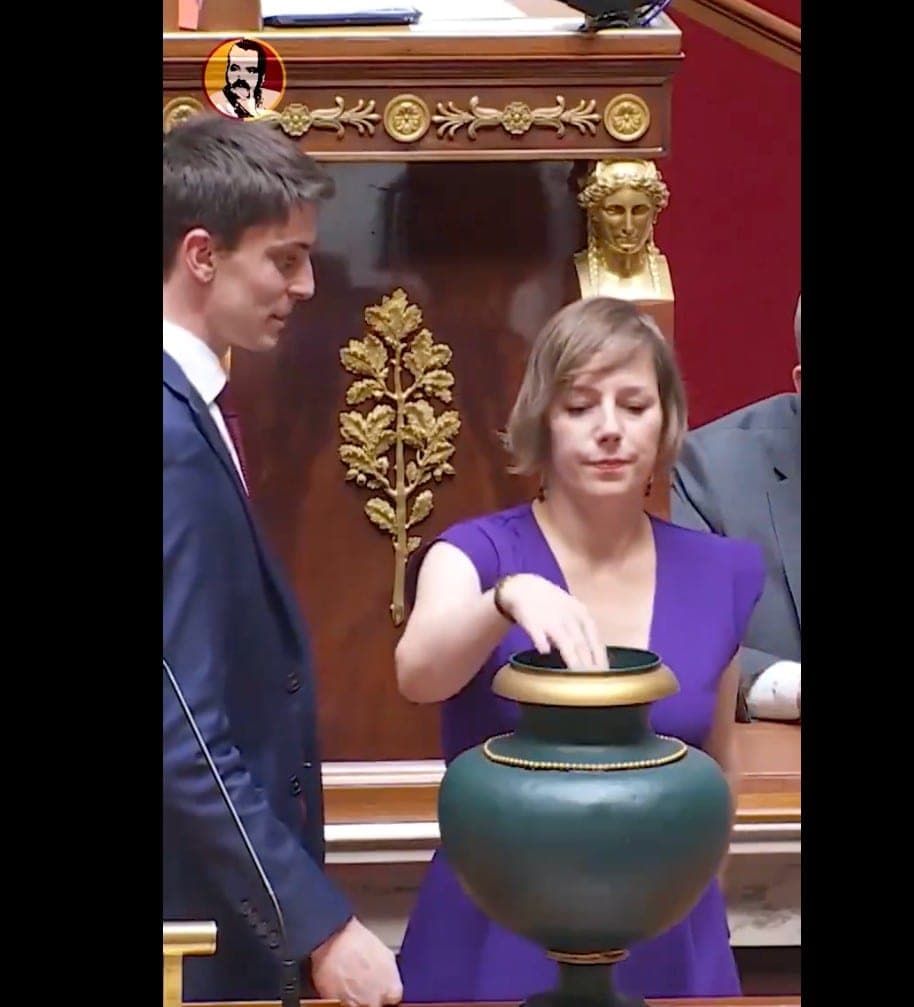 Prancūzijos parlamente neeiliniai žaidimai, ar politikai pamiršo etiketą?