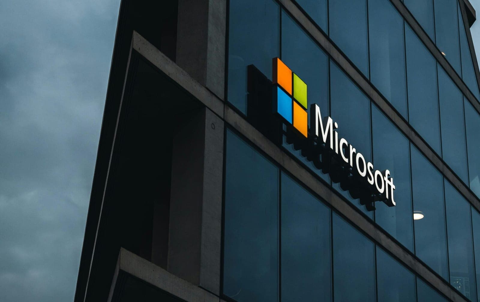 „Microsoft“ darbuotojai užėmė būstinę: reikalauja nutraukti ryšius su Izraelio kariuomene
