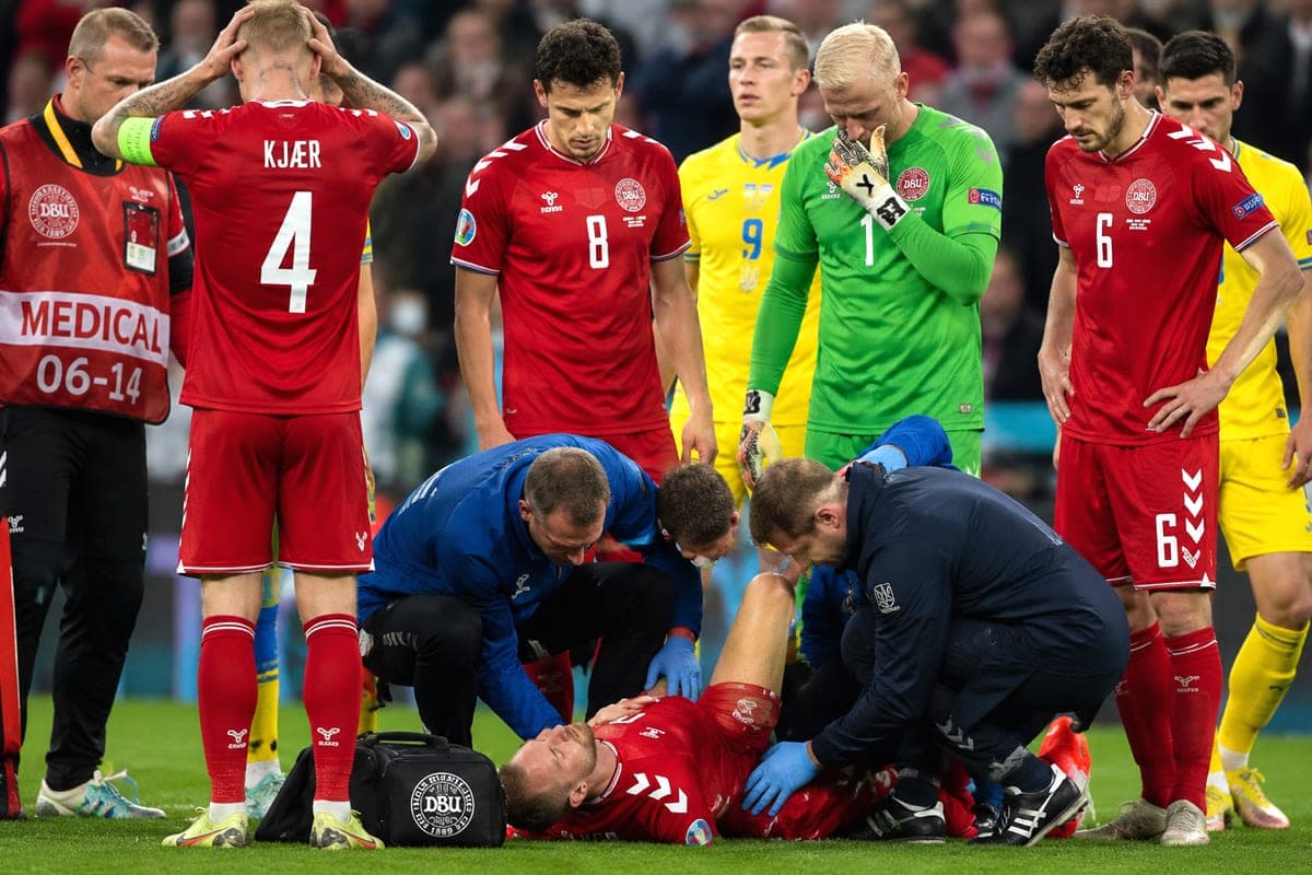 Antrą kartą sustingo visas stadionas: C. Eriksenas vėl sukniubo ant vejos, bet medikai praneša geras žinias