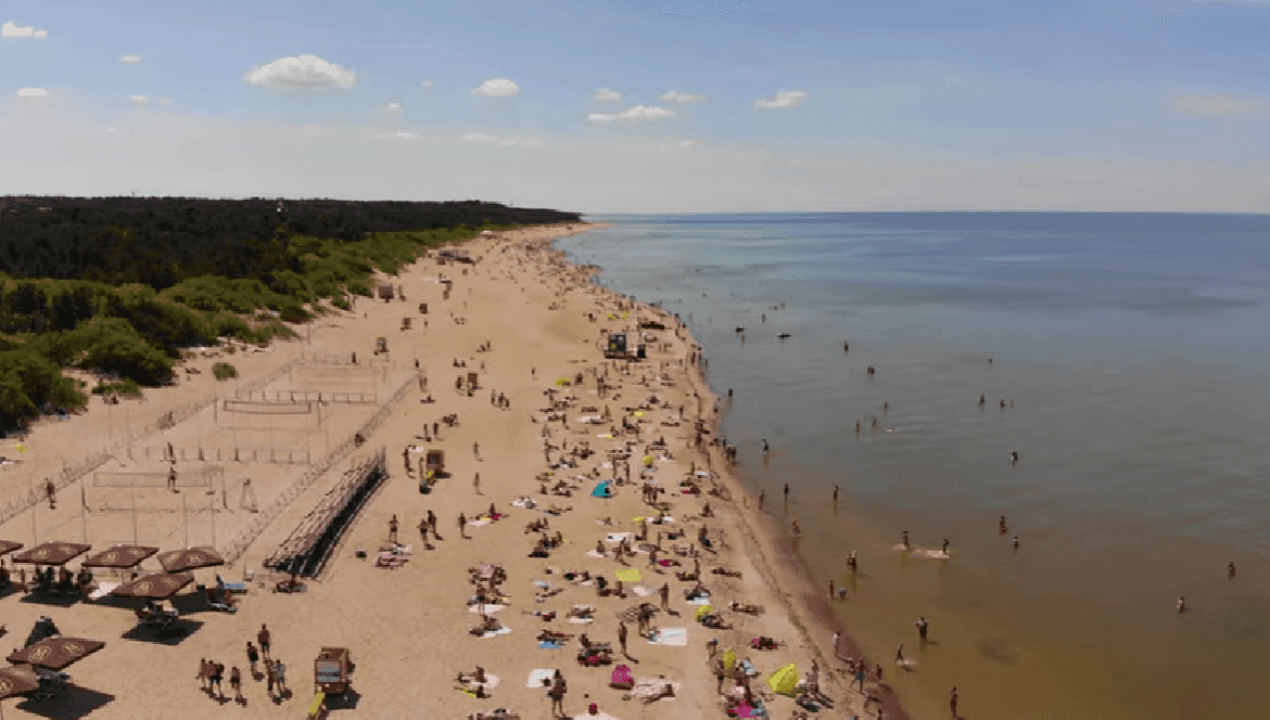 Beveik 5 tūkst. eurų už vasarą Palangoje: darbdaviai ieško darbuotojų, o žmonės dalinasi kita „realybe“
