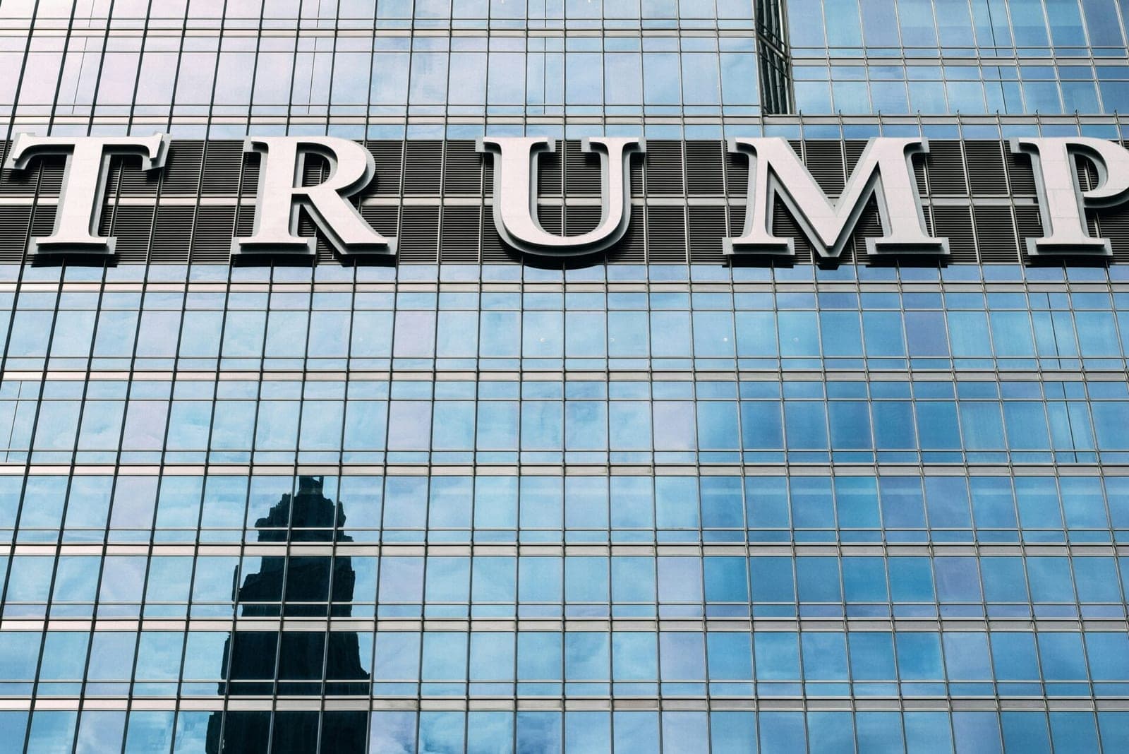Pirmą savo kaip rinkėjo balsą atidavė 18-metis D. Trumpo sūnus