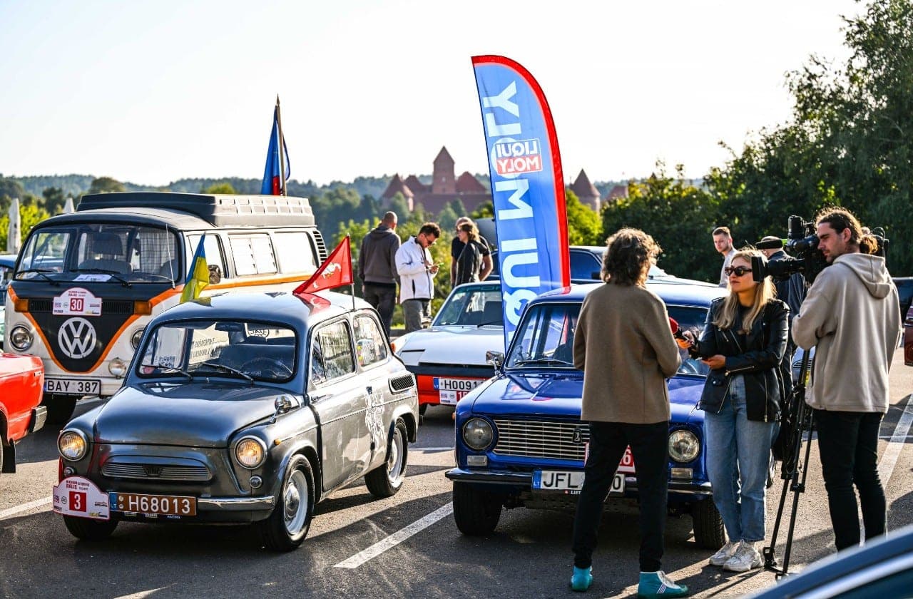 Istorinių automobilių kolonoje – ir princo Čarlzo bei dainininko Stingo mėgstamiausias automobilis