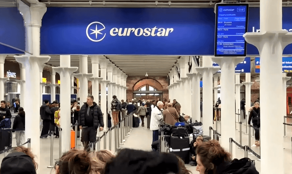 Elektros sutrikimas Lamanšo tunelyje paralyžiavo susisiekimą tarp JK ir Europos