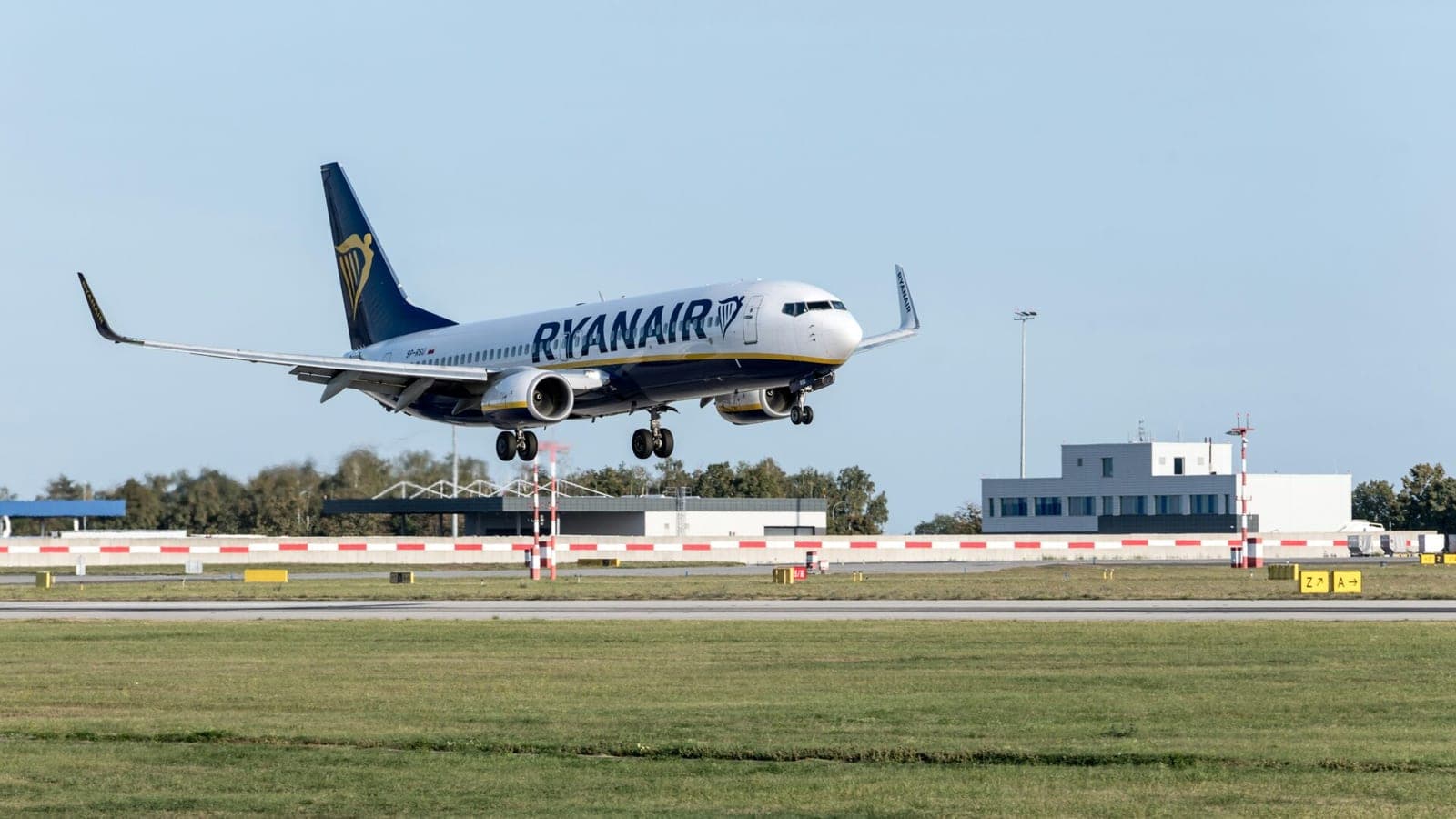 „Ryanair“ imasi griežtesnės kontrolės: kai kurie keleiviai oro uoste gali likti be daiktų