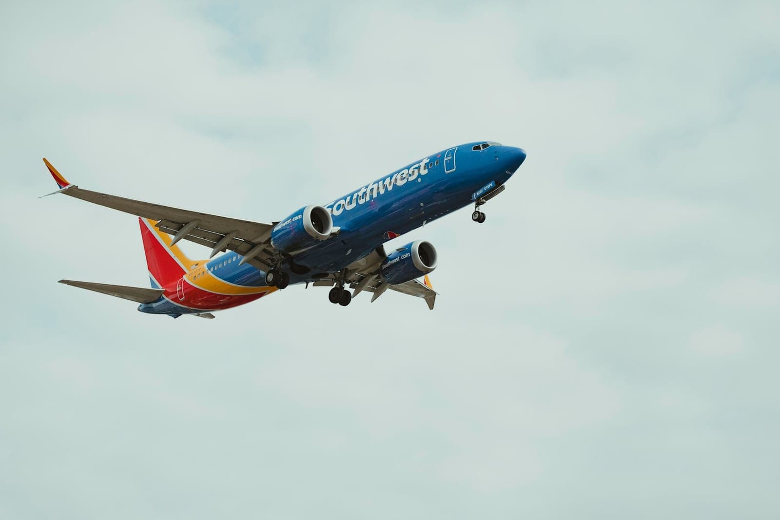 „Southwest Airlines“ sprendimas: apkūniems keleiviams – privalomas mokestis už dvi vietas