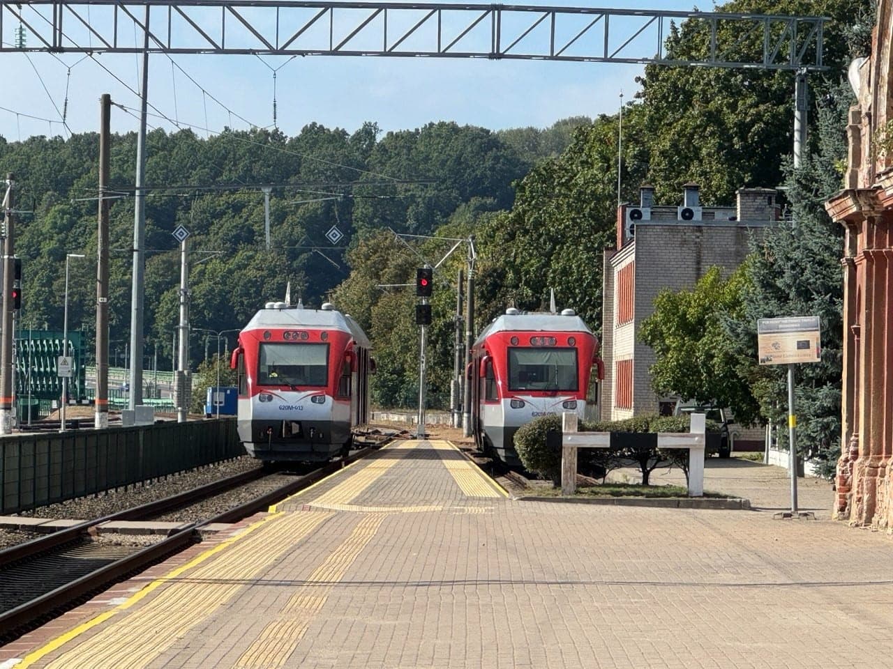 Kaune sutvarkytos geležinkelio stoties prieigos: įrengtos „Kiss and Ride“ zonos