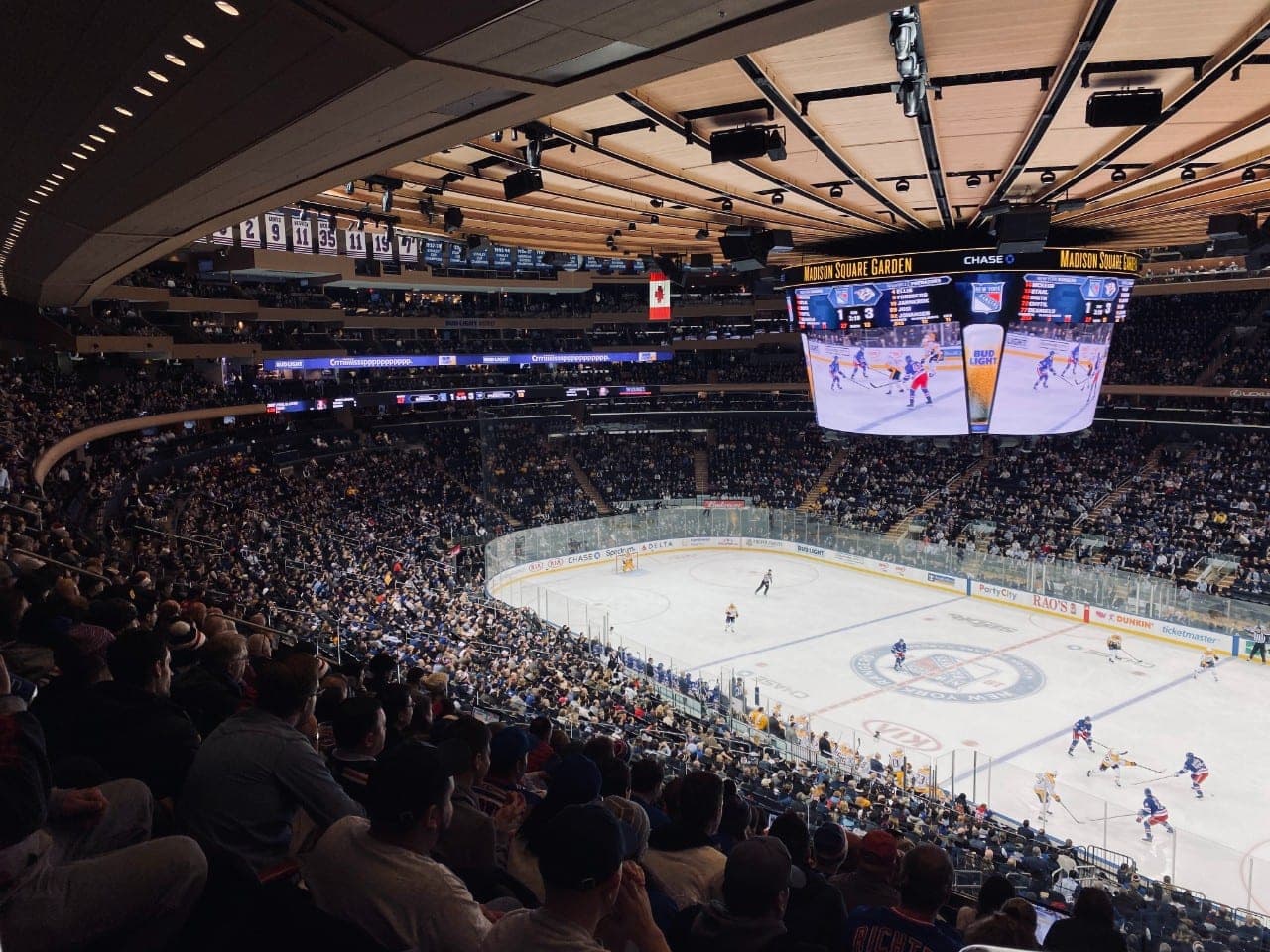 Atsisakęs dėvėti marškinėlius su LGBTQ vėliava, NHL žaidėjas sulaukė raginimų vykti į karą