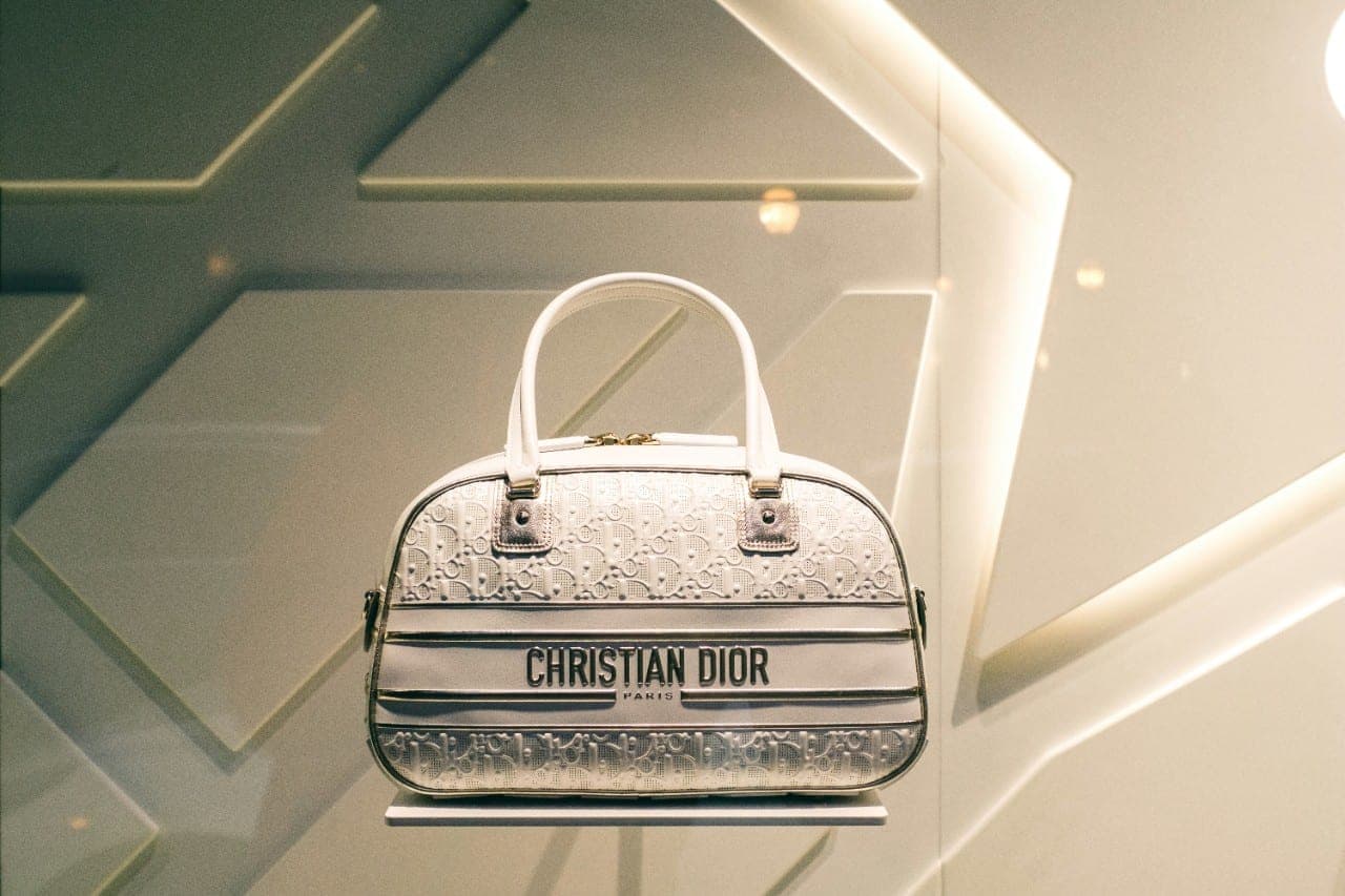„Dior“ rankinės parduodamos už keletą tūkstančių, o gamintojams mokami tik 57 doleriai