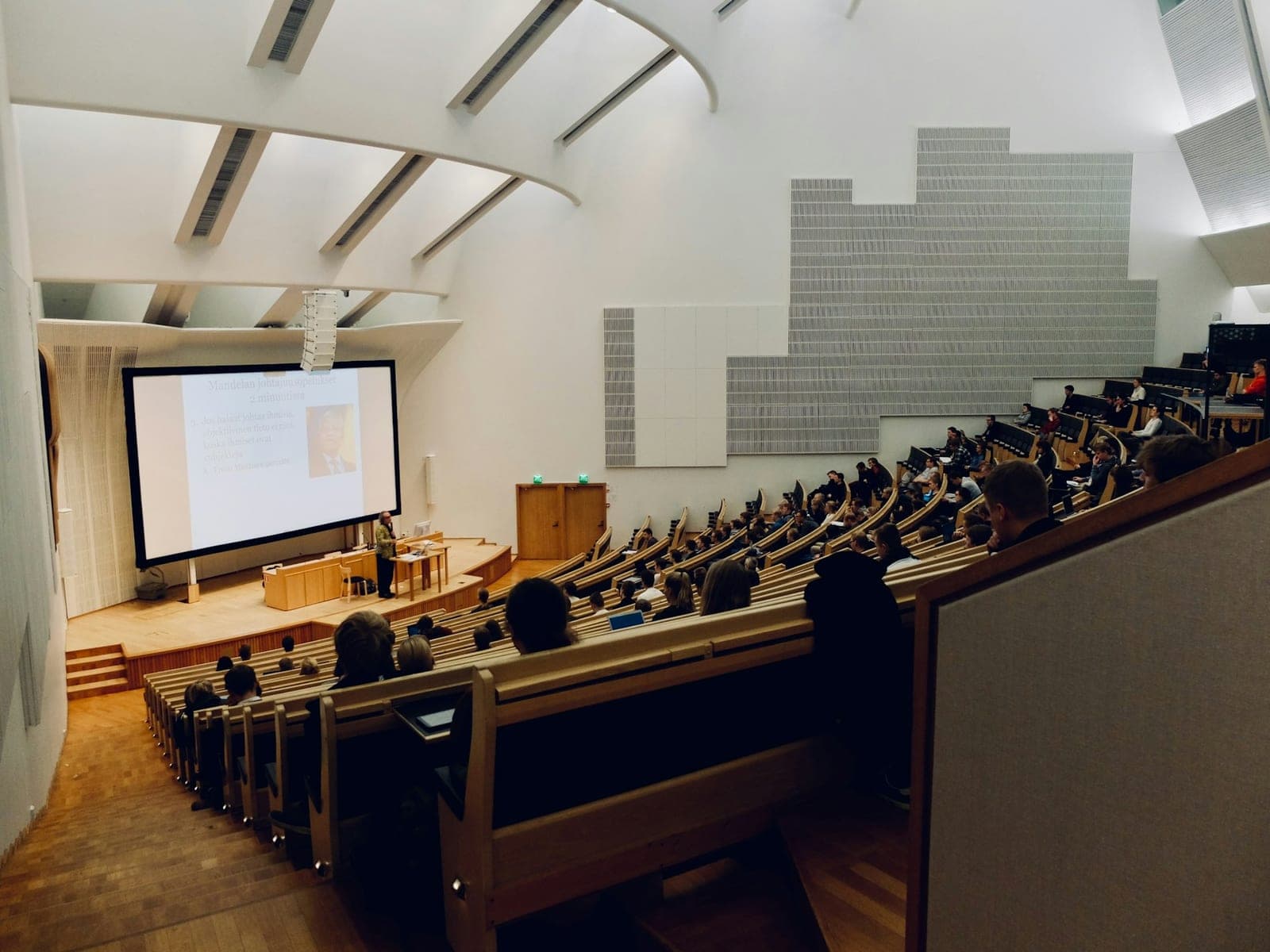 Šiais metais planuojama daugiau valstybės finansuojamų vietų slaugos, viešojo saugumo studentams ir rezidentams