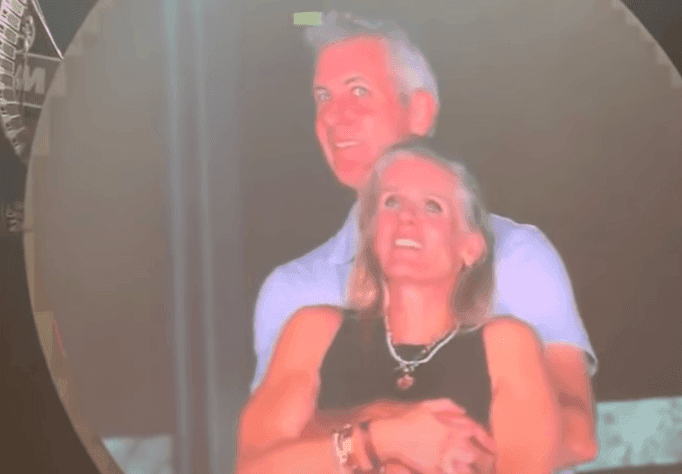 „Astronomer“ generalinį direktorių Andy Byroną „kiss cam“ užfiksavo su kolege – vaizdas išplito internete