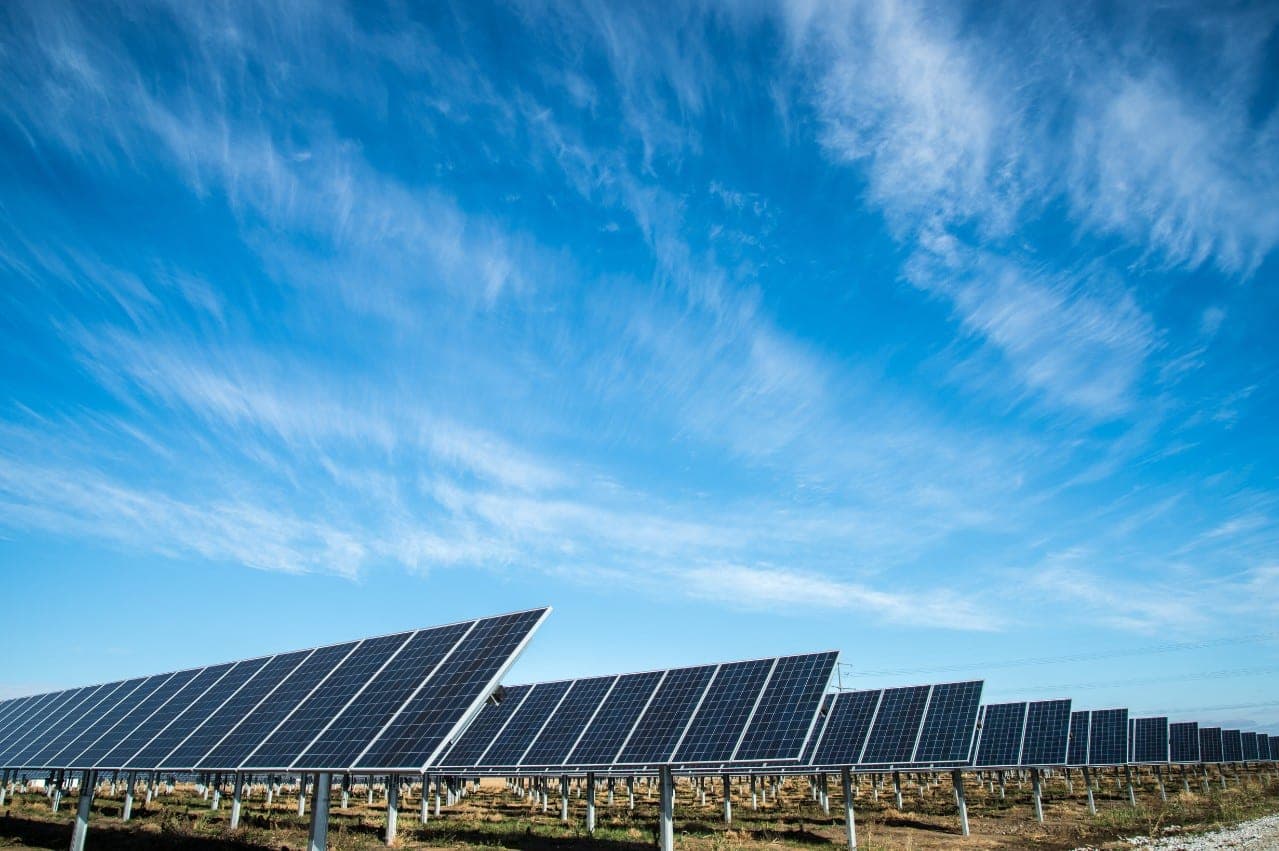 Saulės elektrines ant stogų įsirengę įtūžo: ESO žulikauja!