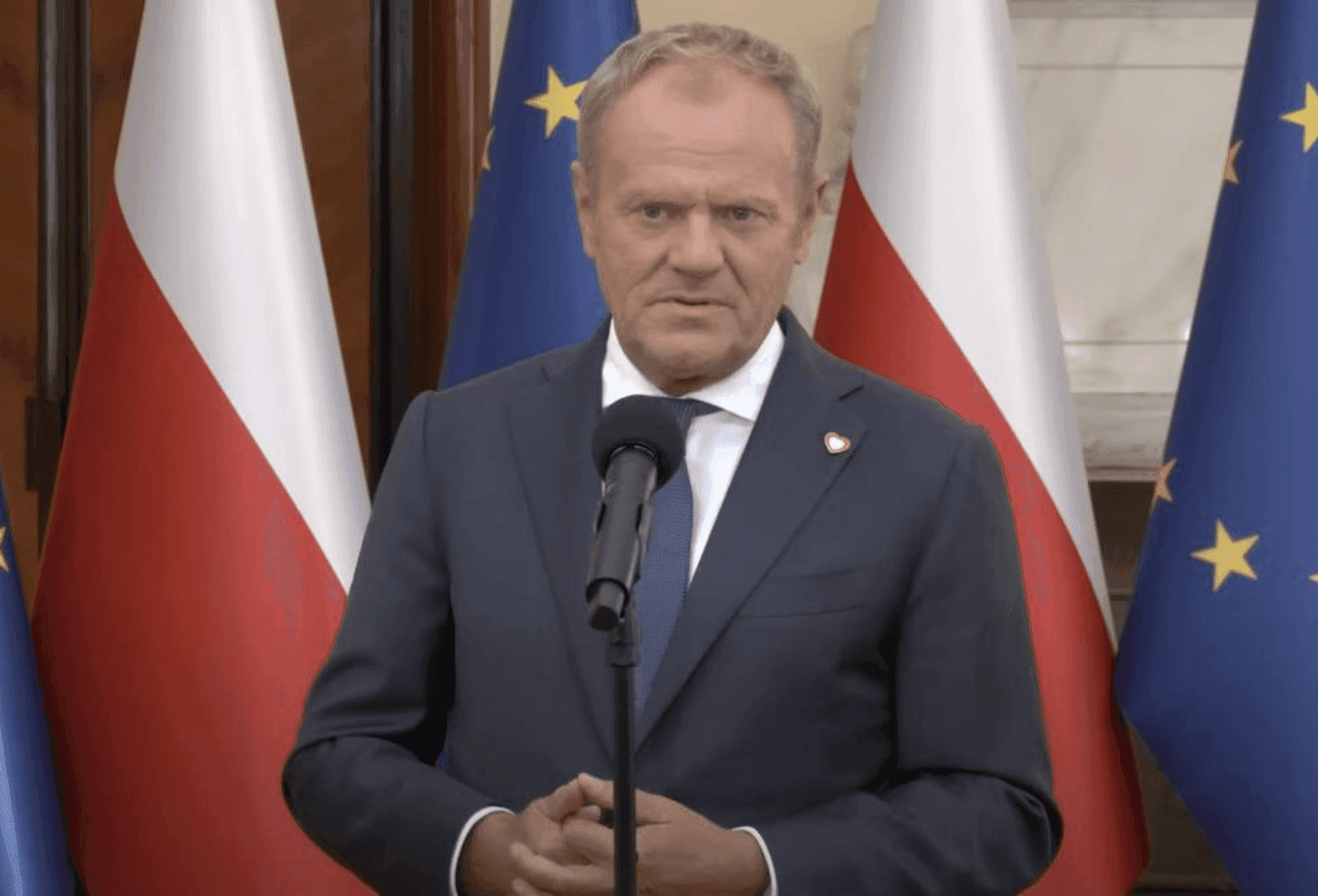 Lenkija imasi griežtų priemonių: planuoja mažinti PVM ir akcizą degalams, ribos kuro kainas