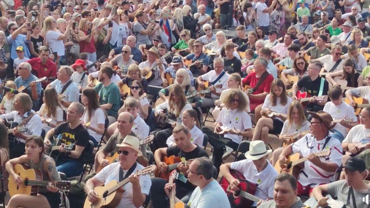 Kaišiadoryse užfiksuotas rekordas: dainą „Mūsų dienos kaip šventė“ atliko net 290 muzikantų