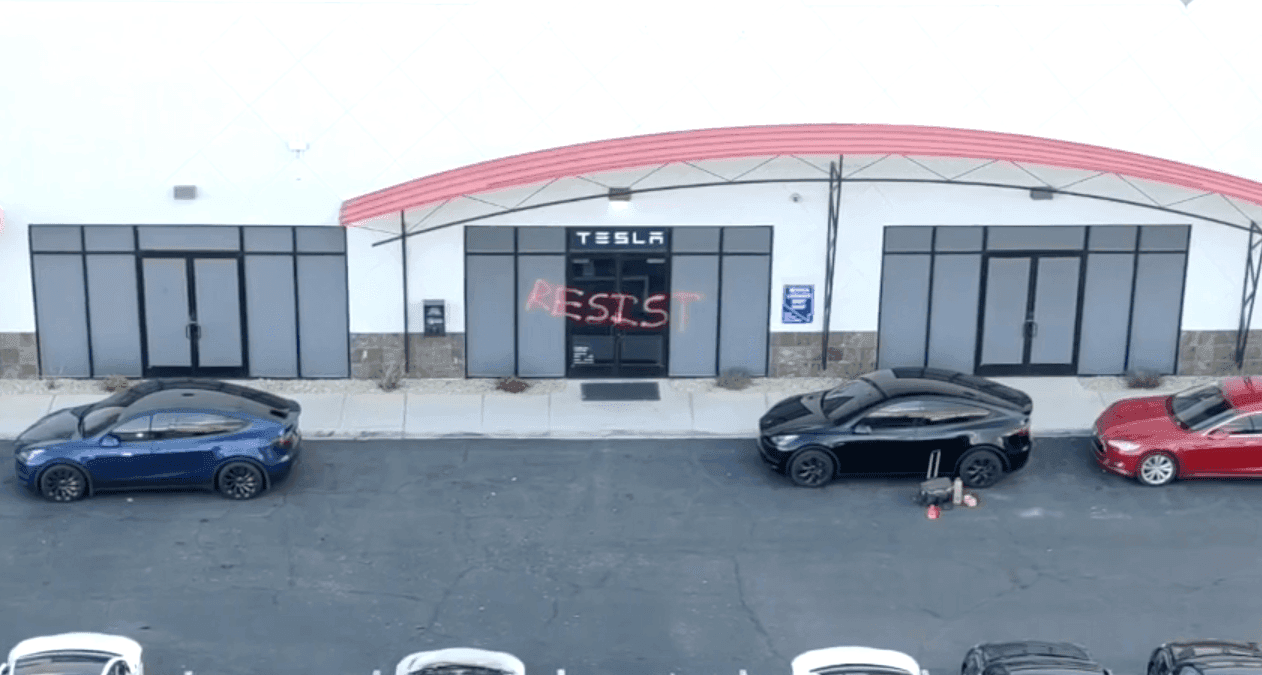 Las Vegaso atstovybėje padegti „Tesla“ automobiliai