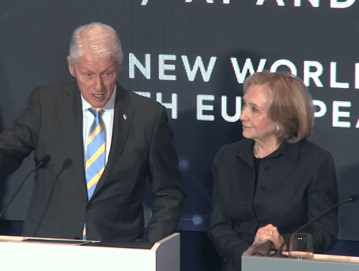 JAV Atstovų Rūmai svarsto Clintonus apkaltinti nepagarba Kongresui