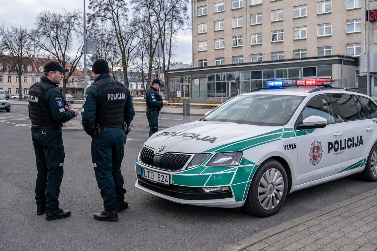 Sukčiai per vieną dieną išviliojo daugiau nei 212 tūkst. eurų, Zarasų rajone rastas miręs vyras ir ginklai