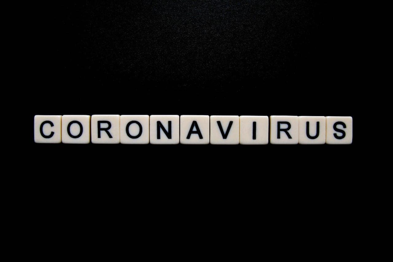 A. Fauci naudojosi savo pareigomis cenzūruojant COVID-19 informaciją