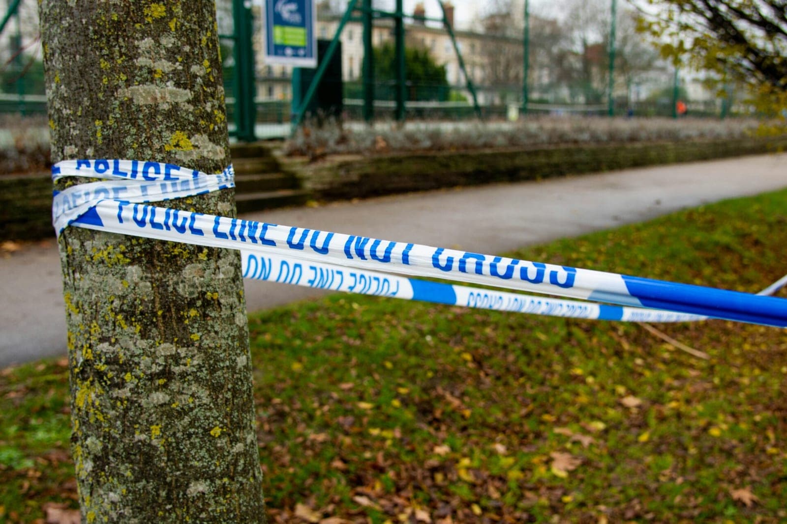 Moteris, rankinėje ieškojusi raktų, netyčia nušovė savo dukrą