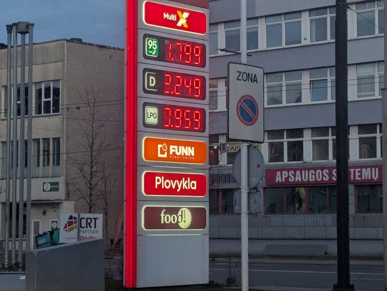 Kylančios degalų kainos: ką daryti su jau sudarytomis sutartimis?