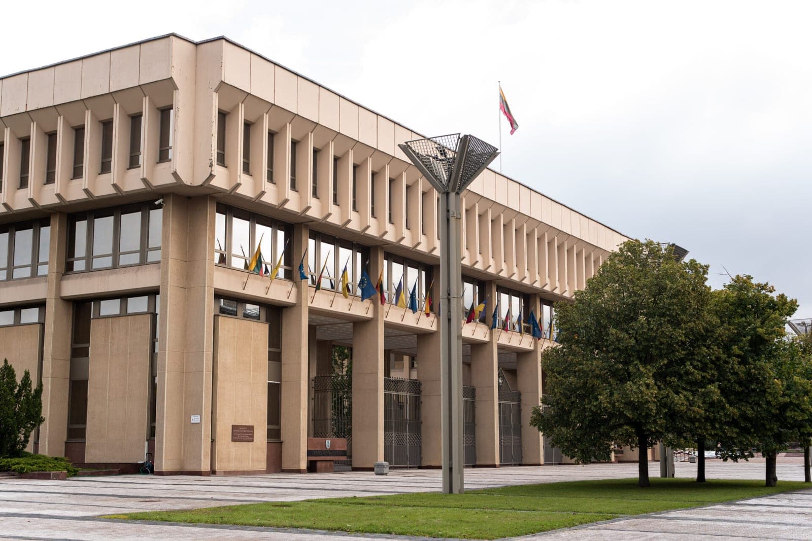 Seimas sutiko išplėsti VSD įgaliojimus: pareigūnai galės tikrinti ir naudoti sprogmenis