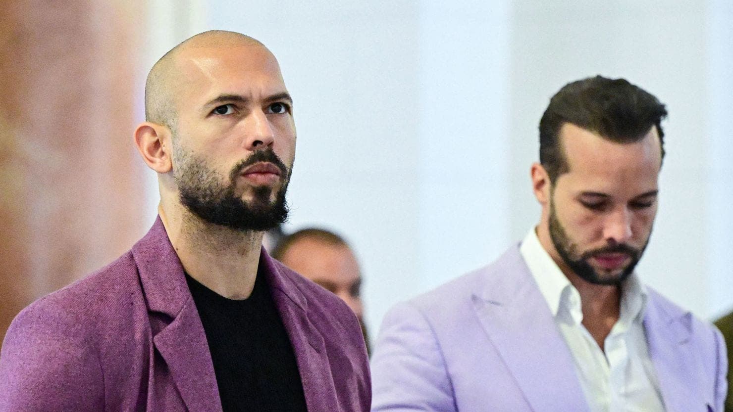 Tate broliai bus teisiami už išžaginimą ir prekybą žmonėmis grįžę į JK