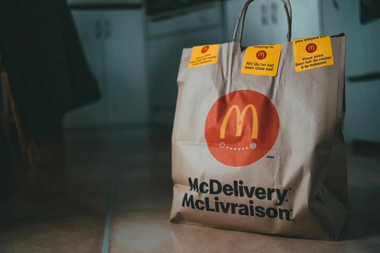 D. Trumpo vizitas „McDonald's“: ateinate papietauti, o bulvytes patiekia pats prezidentas?