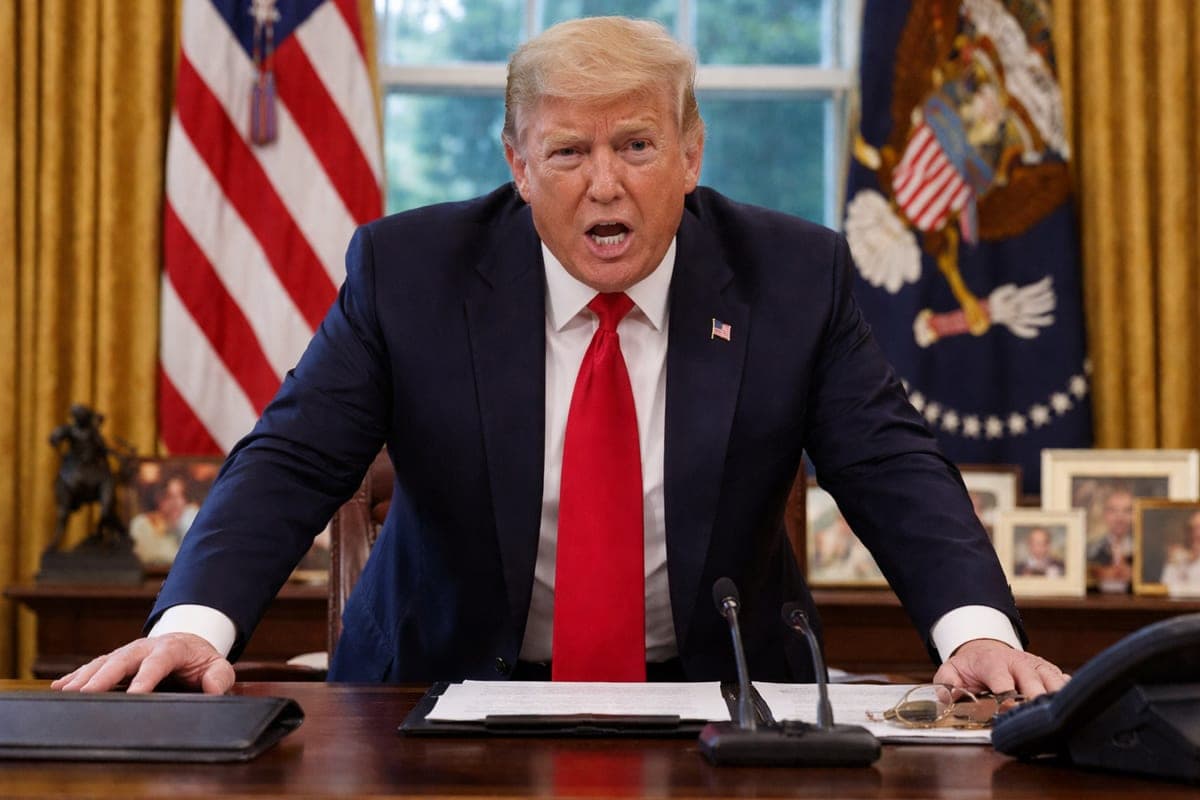 Trumpas skelbia Hormūzo sąsiaurio blokadą: JAV laivynas pradeda operaciją po žlugusių derybų su Iranu