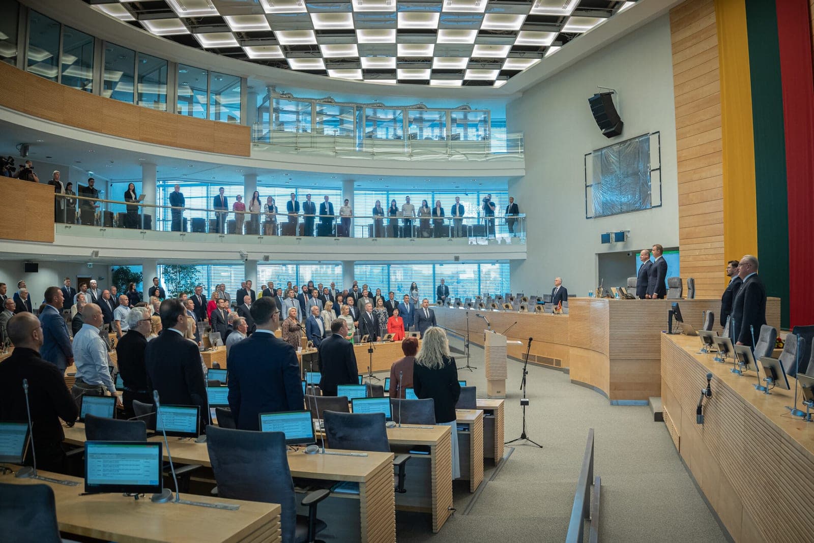 Dėmesio centre Vyriausybės premijos, bet pamiršti kone dvigubai pakelti parlamentarų atlyginimai?