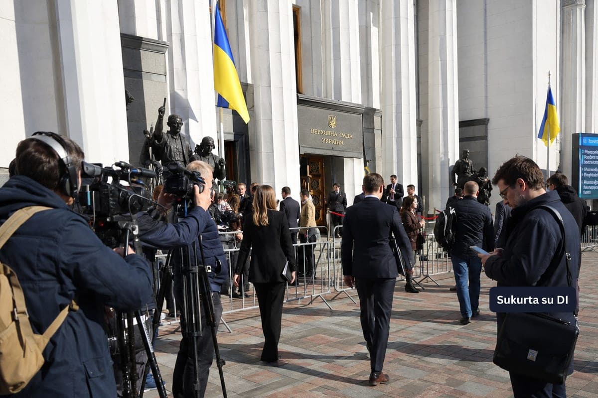 Ukrainos parlamentas grįžta į darbą be nuolatinių gynybos ir užsienio reikalų ministrų – politinė krizė Kyjive neužgeso