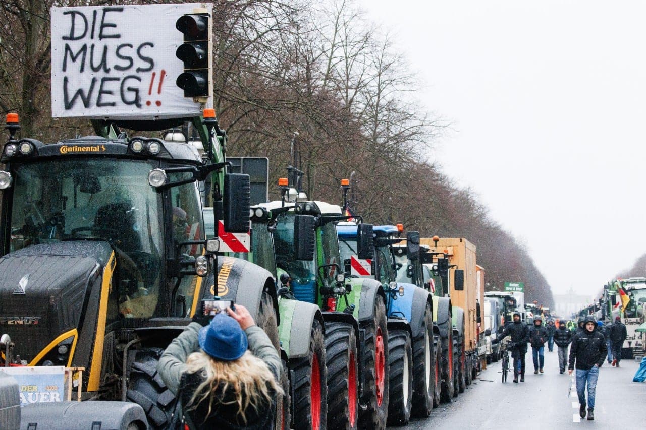 Į protestą Vokietijoje susirinko net 30 tūkst. žemdirbių: kaip seksis Lietuvos ūkininkams?
