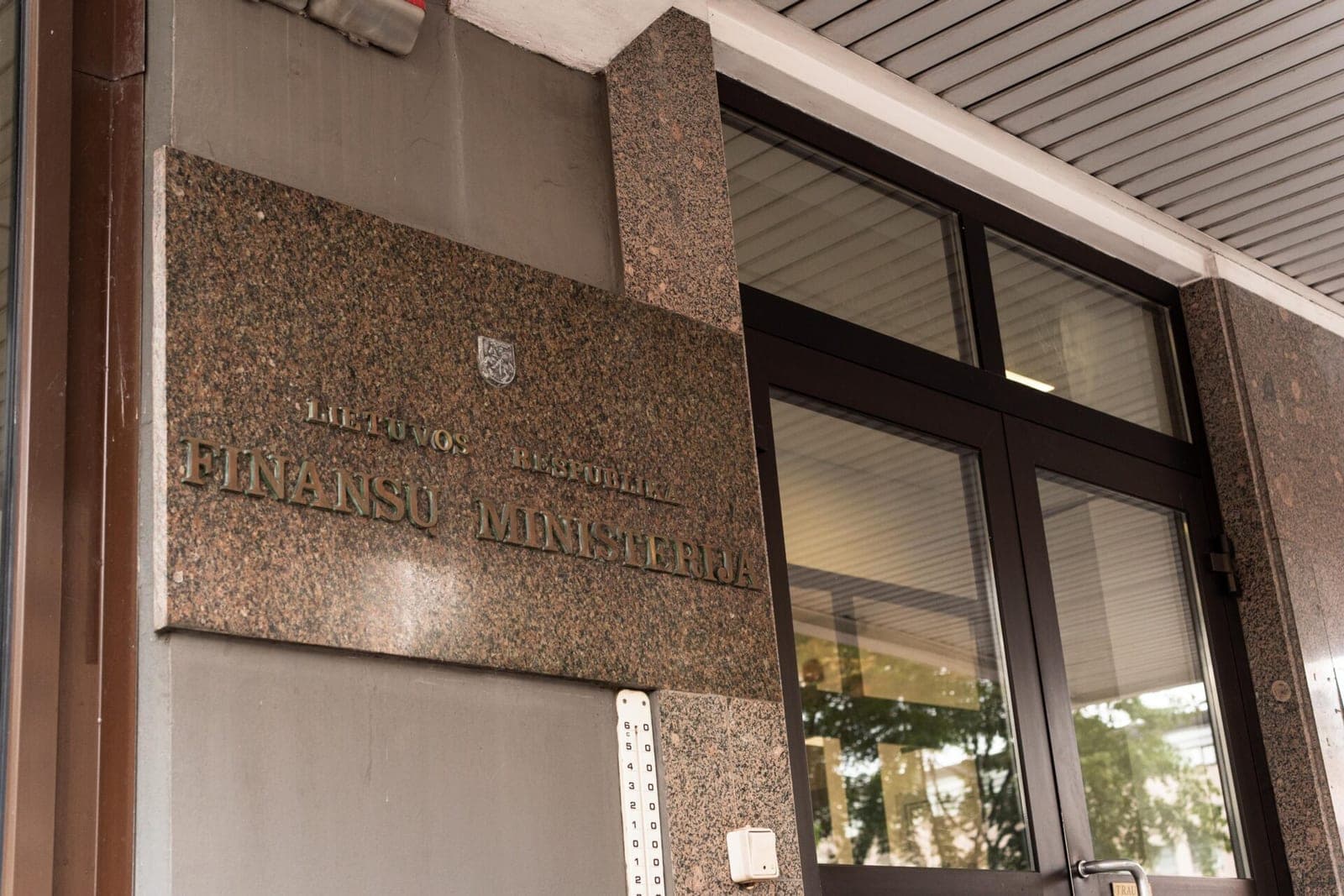 Finansų ministerija siūlo leisti atsiskaityti grynaisiais iki 10 tūkst. eurų