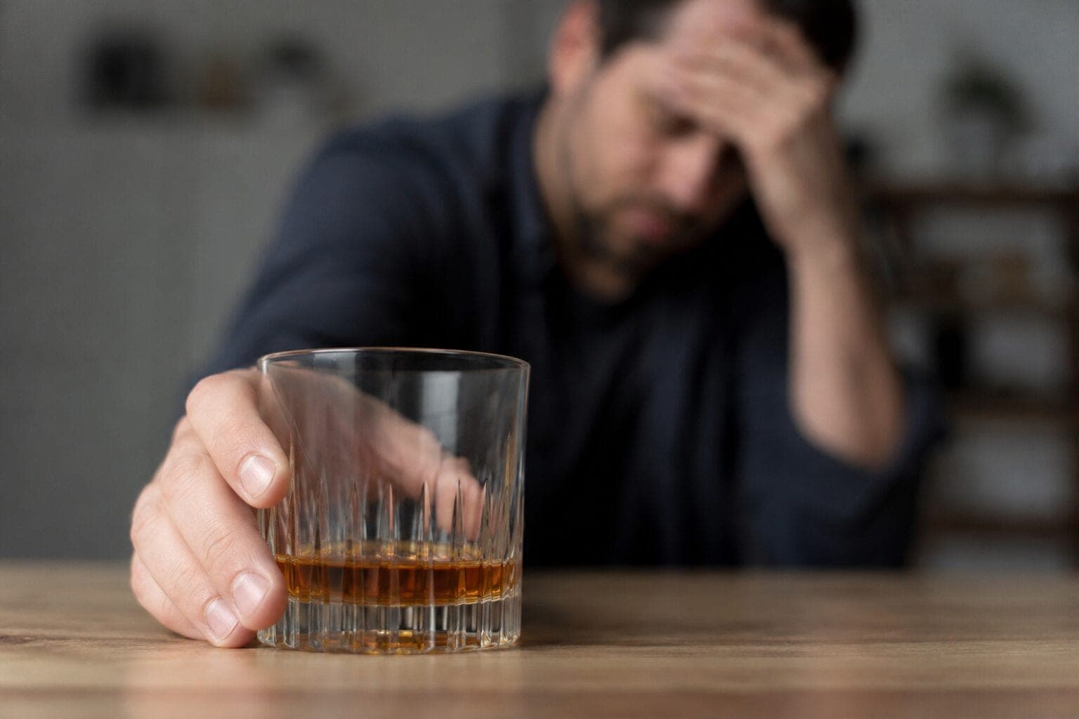 Net ir nustojus vartoti alkoholį smegenys gali „apgauti“: specialistė paaiškino, kodėl taip nutinka