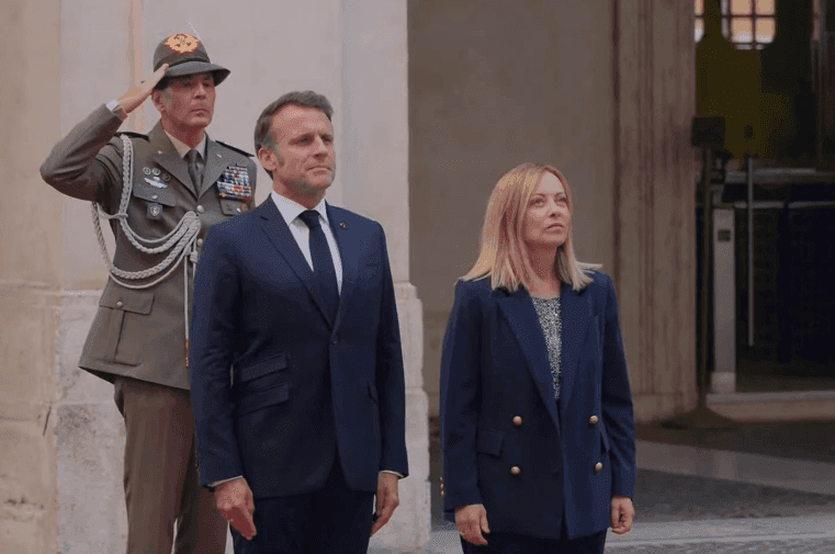 Susikirto Macronas ir Meloni: Paryžius kaltina kišimusi, Roma kalba apie Europos problemą